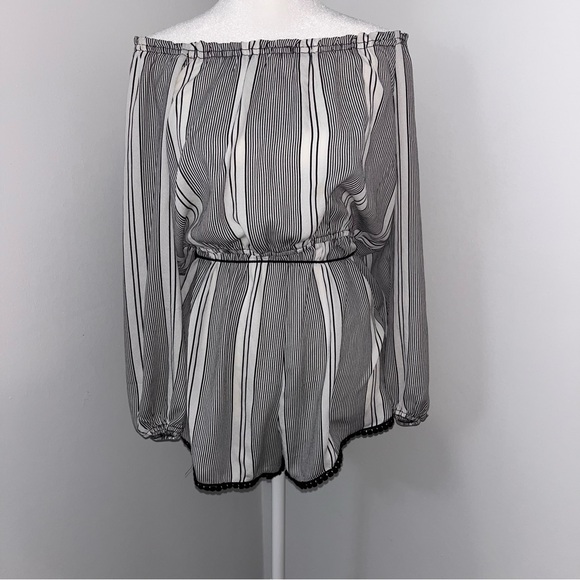 Striped‎ Off-Shoulder Romper. - Picture 8 of 8
